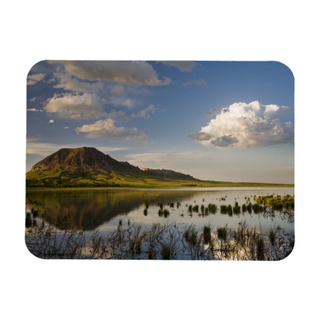 Bear Butte speglas i Bear Butte Lake nära Magnet (Horisontell)