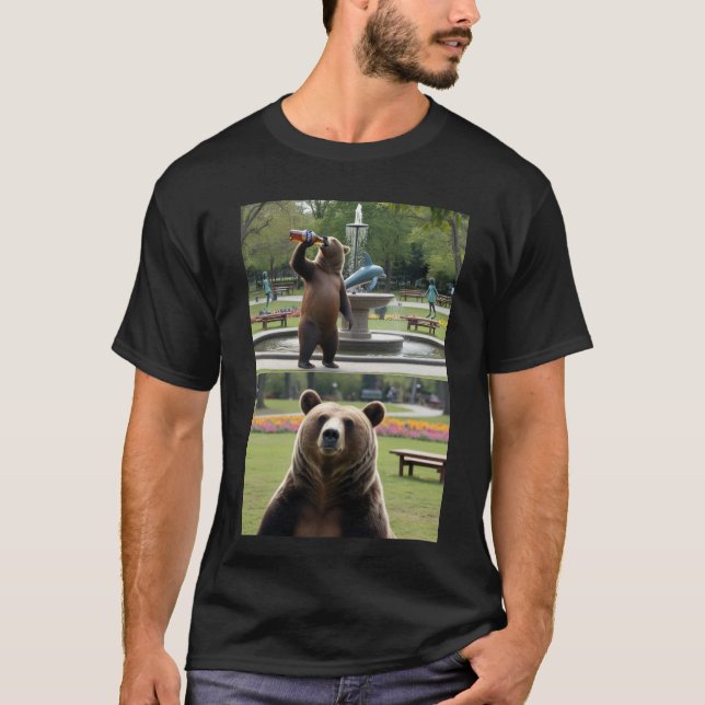 "Bear Enjoys a Pint - Roligt Graphic Tee" T Shirt (Framsida)