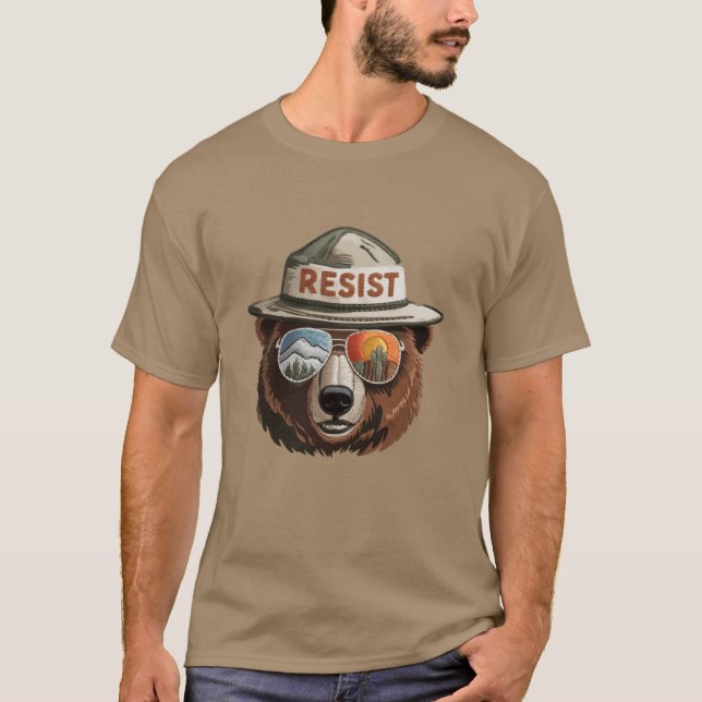 Bear Resist Protect Our National Parks Save the en T Shirt (Framsida)