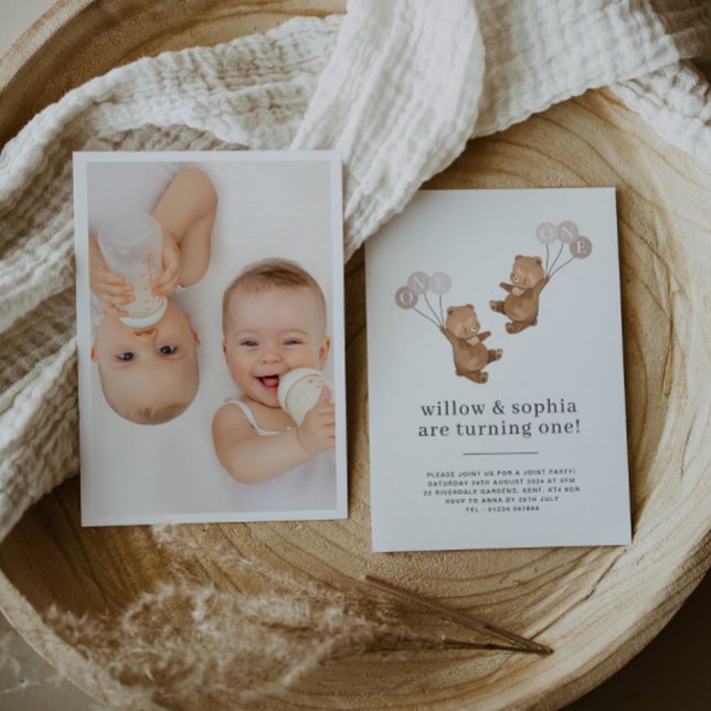 Bear Twin Girls Photo Joint 1:a födelsedagen Inbju Inbjudningar (Skapare uppladdad)