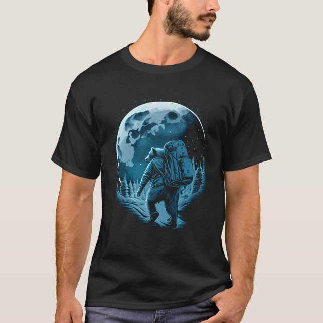 Bear With Backpack Travels On The Moon Graphic T Shirt (Framsida)