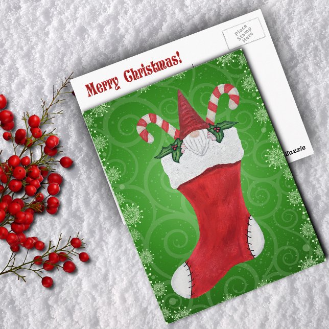 Bearde Gnome i Grönt Swirls Vykort (Cute gnome in Christmas Stocking candy canes on green swirls Merry Christmas postcard.)