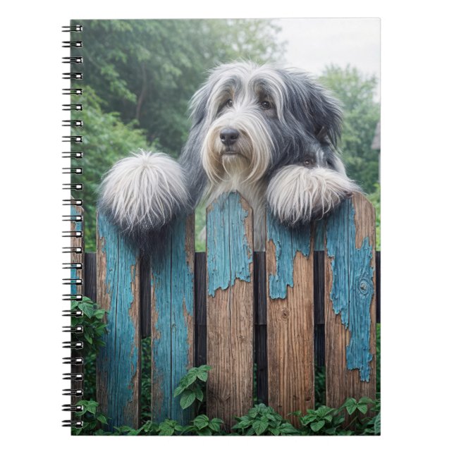 Bearded Collie Peeking over Old Fence Anteckningsbok (Framsidan)