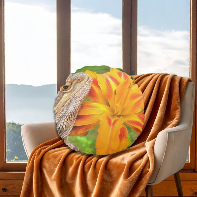 Bearded Dragon and Orange Lily print Rund Kudde (This image of Lil' Murph, the bearded dragon star of LizardPlanet.com is there, and now on a pillow!)