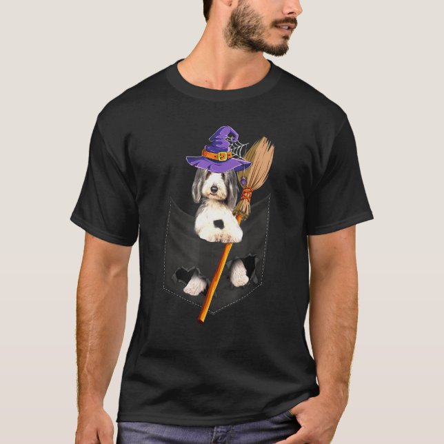 Beared Collie Witch Broom Pocket Halloween Hund T Shirt (Framsida)