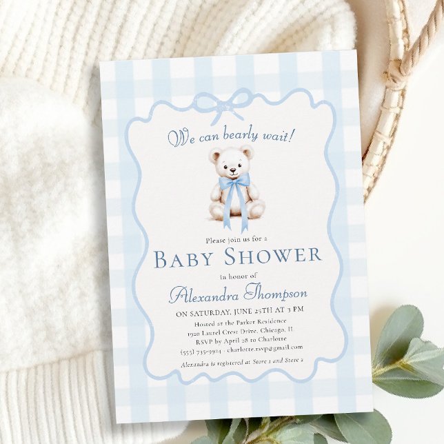 Bearly Wait Teddy Bow Blue Gingham Baby Shower Inbjudningar (bearly wait baby shower invitation traditional classic nursery decor blue gingham teddy bear bow)