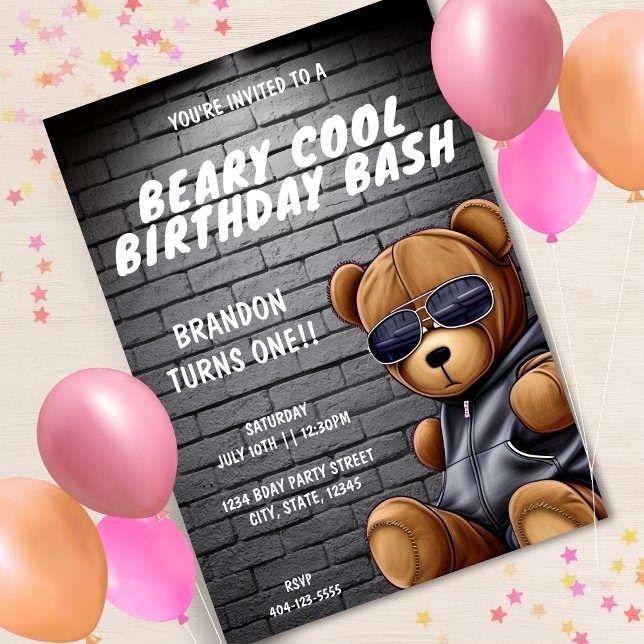 Beary Coola Hip hop Nalle Första Födelsedagsfesten Inbjudningar (Hip hop teddy bear first birthday party invitation with grey brick wall background)