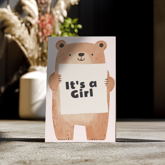 Beary Cute Det är en flicka Babybjörn Inbjudningar (Cute bear illustration holding “It’s a Girl” sign in fun bold text.)
