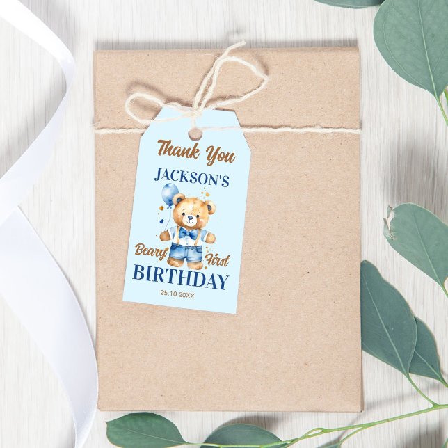 Beary First boys födelsedag söt teddy-tjänst Presentetikett (Teddy bear first boys birthday favor gift tags cute teddy with blue denim shorts blue balloon favor)