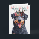 Beauceron Hund Queen for Day Funny Birthday Kort<br><div class="desc">Krona Beauceron hund mamma eller hund älskare drottning för en dag när du skickar den här söta och roliga födelsedagen hälsning till en behandlingsfylld dag.</div>