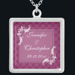 Beaujolais Damask och Blommigt Ram Bröllop Silverpläterat Halsband<br><div class="desc">En vintage stil-design för dina kommande nuptialer med ett nyttigt dammmönster på en beaujolais rosa bakgrund. Texten omges av ett rektangulärt ram med en blommigt som vrids i två av hörnen med en upphöjd tryckeffekt. Texten är helt och hållet anpassade för ert eget speciella tillfälle. Färg är det senaste mode...</div>