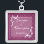 Beaujolais Damask och Blommigt Ram Bröllop Silverpläterat Halsband<br><div class="desc">En vintage stil-design för dina kommande nuptialer med ett nyttigt dammmönster på en beaujolais rosa bakgrund. Texten omges av ett rektangulärt ram med en blommigt som vrids i två av hörnen med en upphöjd tryckeffekt. Texten är helt och hållet anpassade för ert eget speciella tillfälle. Färg är det senaste mode...</div>