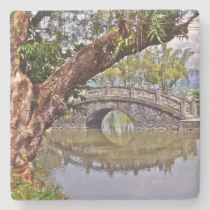 BEAUTIFUL ARCHED STONE BRIDGE REFLEKTERAD I POND STENUNDERLÄGG