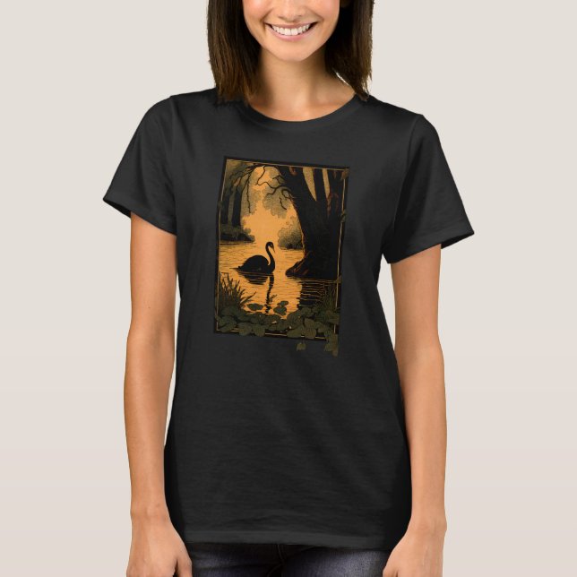 Beautiful Black Swan on Water Perfect for Bird T Shirt (Framsida)