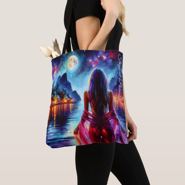 Beautiful girl watching glowing night water tygkasse (Närbild)