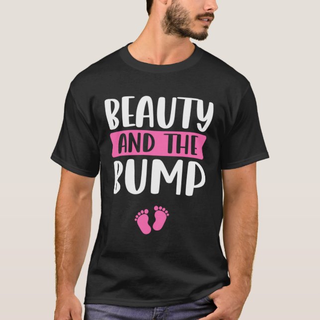 Beauty and the Bump  Saying for Pregnancy Announce T Shirt (Framsida)
