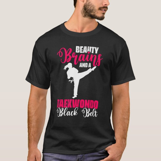 Beauty Brains och Black Bälte Taekwondo Girl Fi T Shirt (Framsida)