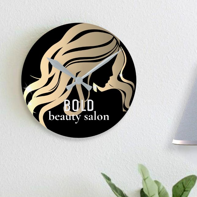 Beauty Salon Business Namn Metallic Guld + Black Rund Klocka (Skapare uppladdad)