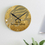 Beauty Salon Custom Name Guld Metallic och Glitter Rund Klocka<br><div class="desc">Lägg till dina butiques namn till anpassadet metallisk faux foil 14 k antika guld dekorativa väggklocka</div>