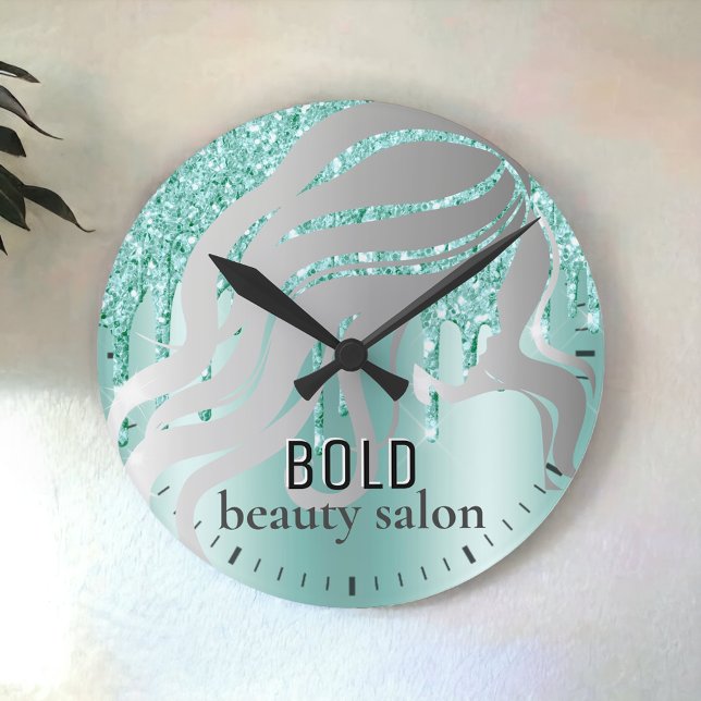 Beauty Salon Namn Silver + Aqua Blue Glitter Drive Rund Klocka (Skapare uppladdad)