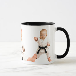 Bébé et bébés font des kata au karaté. mugg