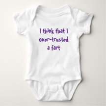 Bebis bodysuit med ett humoristiskt budskap