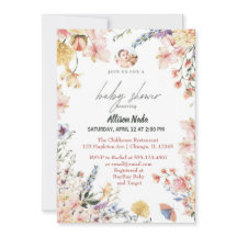 Bebis i blommande vilda blommor 