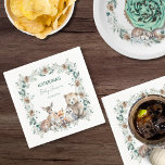 Bebisdusch för kute, Rustic Winter Woodland Animal Pappersservett<br><div class="desc">Den här snygga babyduschen pappra cocktail-napkin har söta trädsdjur (björn, hjort, häckhorn, uggla och räv), vintergröna koner och gräs-koner och personlig i en elegant sans serif-typsnitt med ett handskrivet kalligrafiskt skrivtypsnitt för en ren, modern estetik. Perfekt för en könsneutral babydusch för pojke eller flicka eller twillingar! Ändra enkelt anpassningsbarna för...</div>