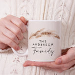 Bebudgetera en modern, naturlig pampas, familjegåv mugg<br><div class="desc">Budgetera den moderna bohemiska pampasens familjerepresentationen mugg...  personlig. Den häpnadsväckande eleganten innehåller text och trender botaniskt löv med denna contemporary naturbeige,  terracotta,  svart och teal färgväg.</div>