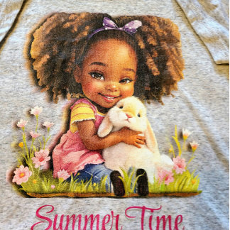 Bedårande afroamerikansk flicka med huskanin t shirt
