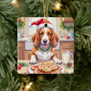 Bedårande Basset Hound som smyger sig till julgodi Julgransprydnad Keramik