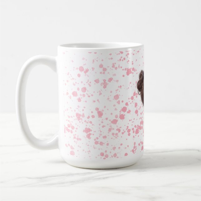 Bedårande böjd flicka i gul klänning & rösligt hår kaffemugg (Vänster)