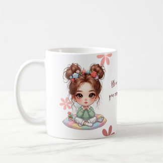 Bedårande Chibi-flicka som sitter på kudde med cit Kaffemugg