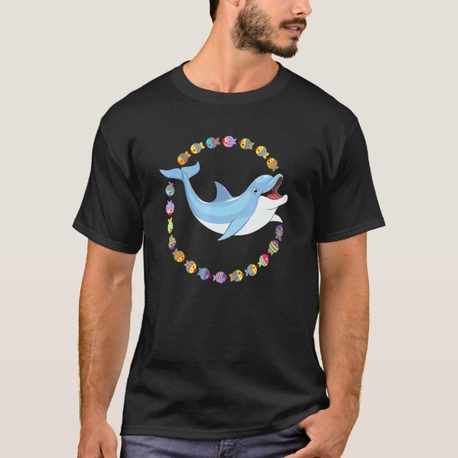 Bedårande delfin som simmar i fiskcirkel t shirt (Framsida)