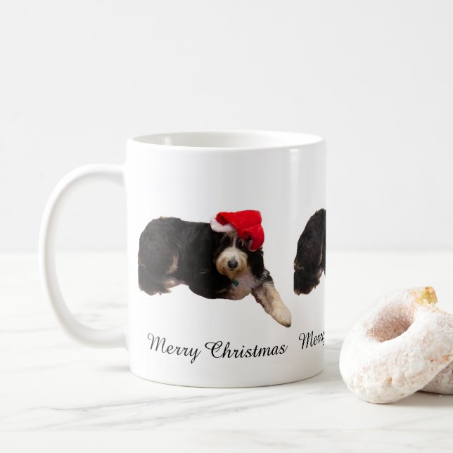 Bedårande hund som bär en tomtehatt på julen kaffemugg (Med munk)