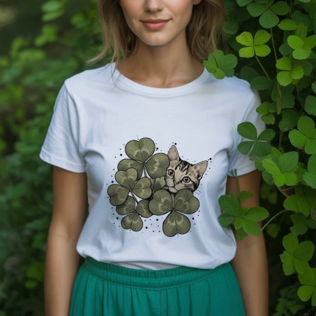 Bedårande katt omgiven av gröna klöverblad t shirt (Skapare uppladdad)