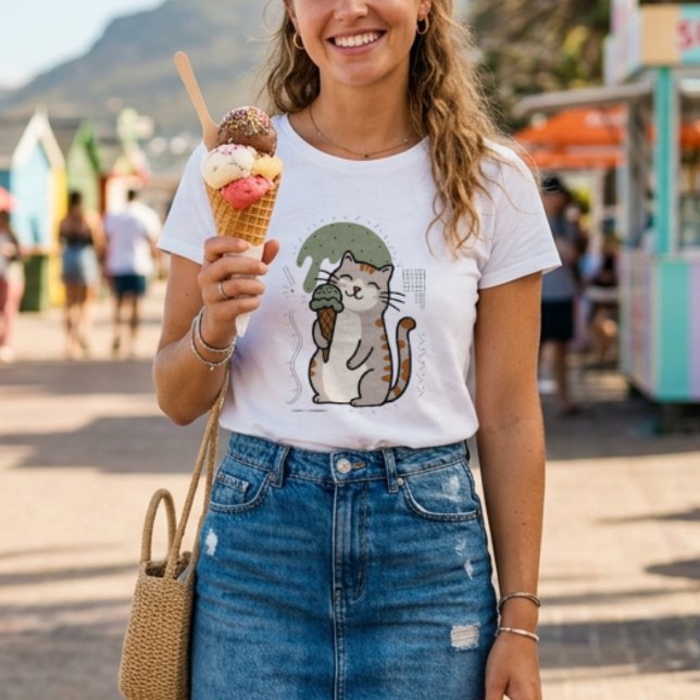 Bedårande katt som håller på en glass t shirt (Skapare uppladdad)