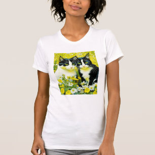 Bedårande katter som sitter i en äng med tusenskön t shirt