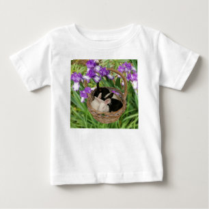 Bedårande korg med kaninungar t shirt