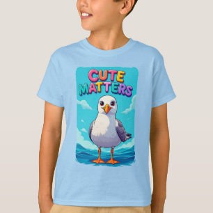 Bedårande mås på stranden med färgrik text t shirt