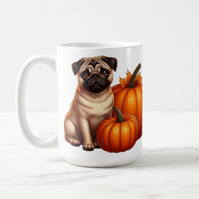 Bedårande Mops Sitter Bredvid Pumpor och Löv Kaffemugg (Vänster)