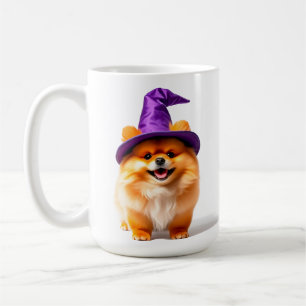 Bedårande pomeranian-valp som bär en häxhatt kaffemugg