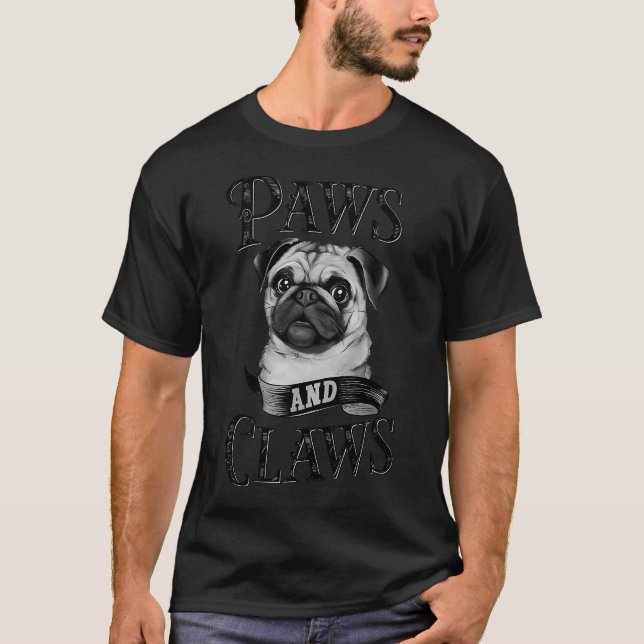 Bedårande Pug "Tassar och Klor"  T Shirt (Framsida)