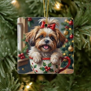 Bedårande Shih Tzu-hund i julmugg mysig konst Julgransprydnad Keramik