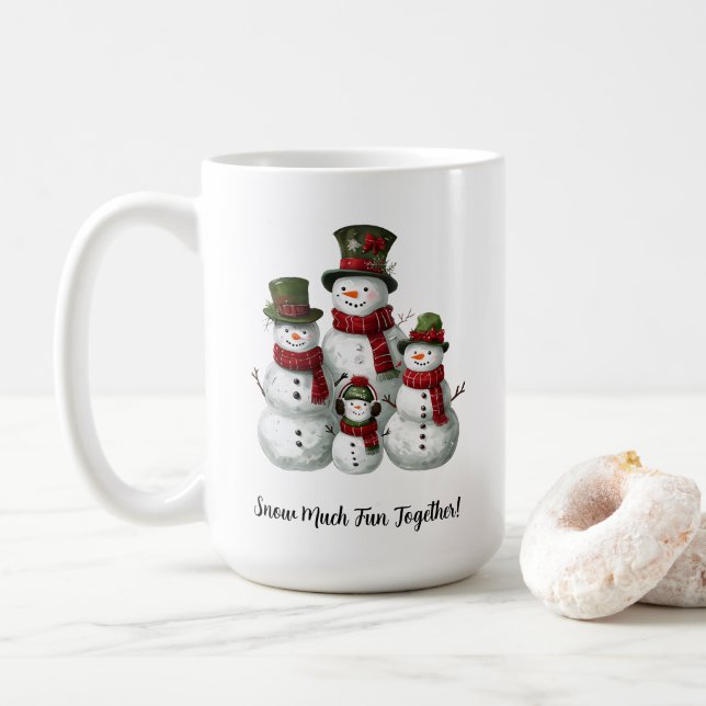 Bedårande Snöfamilj i Matchande Hattar & Halsdukar Kaffemugg (Med munk)
