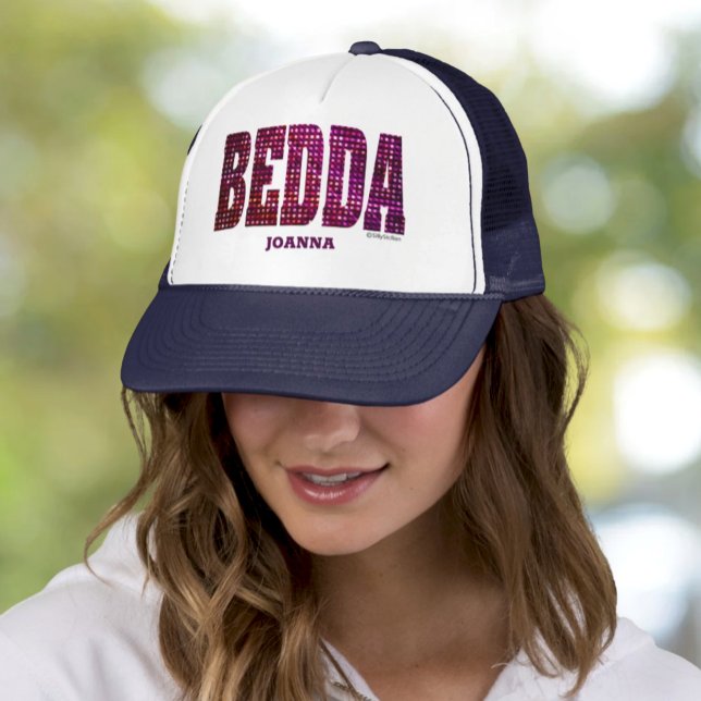 Bedda Personlig Faux Bling Truckerkeps (Bedda Faux Sequins Bling Trucker Hat with Personalization "Beautiful" in Sicilian)