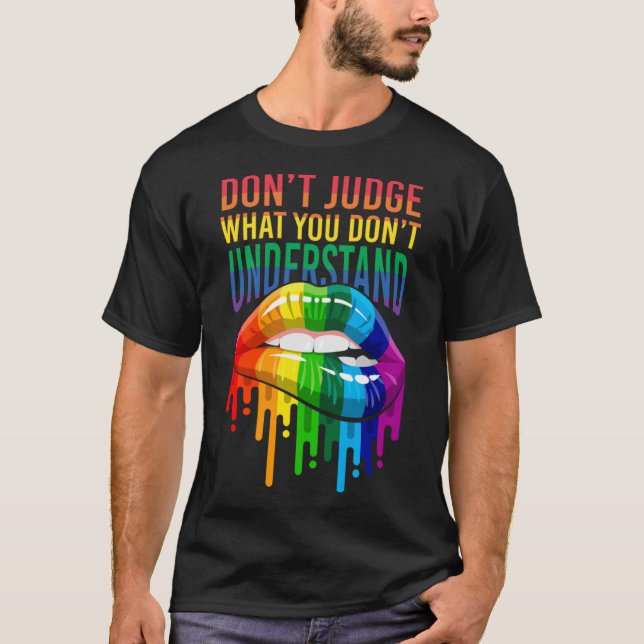 Bedöm inte vad du inte förstår HBT-parollen T Shirt (Framsida)