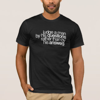 Bedöma en man~ Voltaire Tee