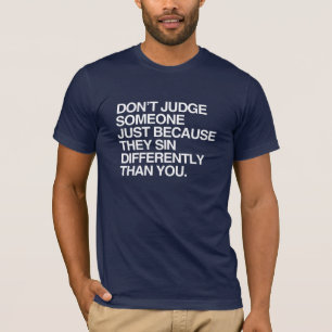 BEDÖMA INTE NÅGON, DÄRFÖR ATT DE SYNDAR OLIKT T-SHIRT