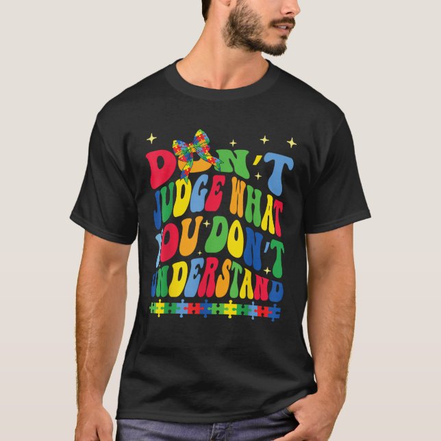 bedöma inte vad man inte förstår autismkok t shirt (Framsida)